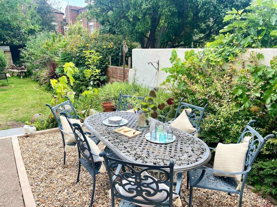 Spacious Semi-Detached Southsea House, Free Parking On Drive Portsmouth Exterior photo
