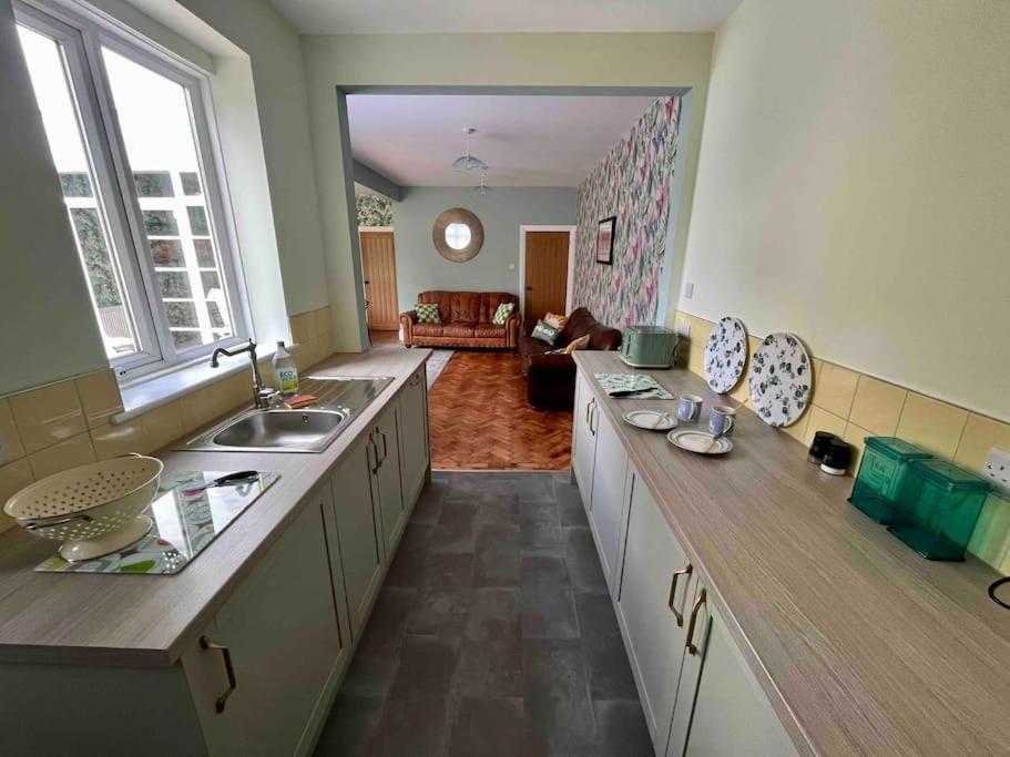 Spacious Semi-Detached Southsea House, Free Parking On Drive Portsmouth Exterior photo